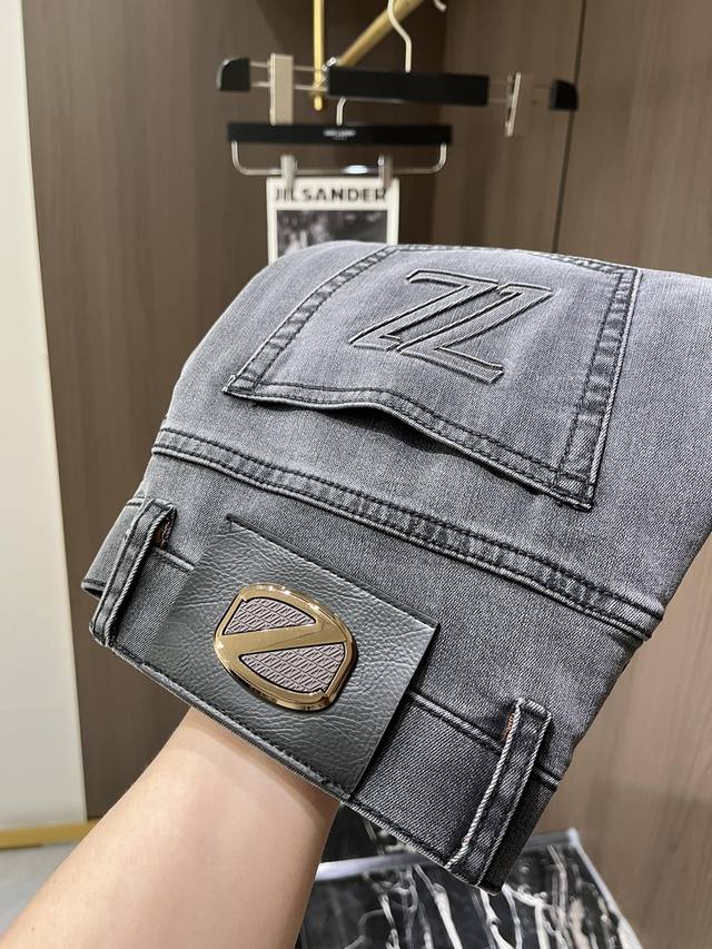 Zz2024Ss新品 原单男士水洗牛仔裤纯血统品 每季必出的类型，无需质疑的热卖王牌单品，符合四季最佳的搭配色号 整体的风格延续了zz的基调，通体融入了多种工艺