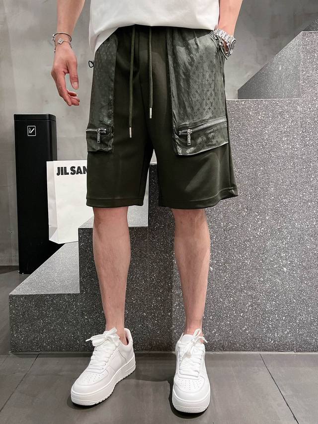 Louis Vuitton 路易威登 2024夏季新款 口袋拼拉链设计 标识休闲短裤，高端版本！专柜定制面料 透气舒适度高，细节无可挑剔，品牌元素设计理念，体现