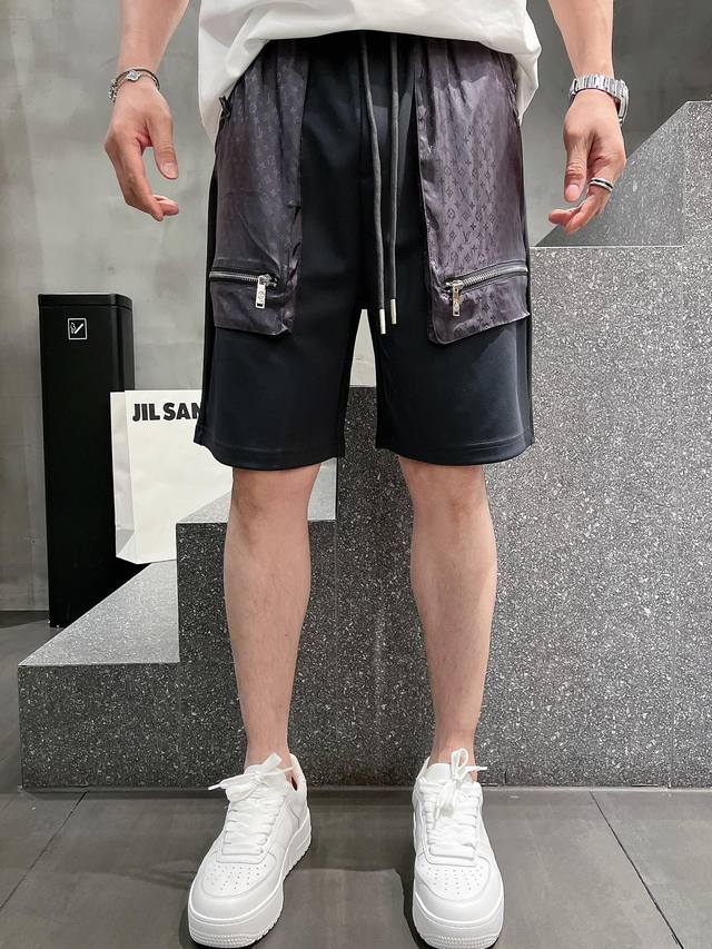 Louis Vuitton 路易威登 2024夏季新款 口袋拼拉链设计 标识休闲短裤，高端版本！专柜定制面料 透气舒适度高，细节无可挑剔，品牌元素设计理念，体现
