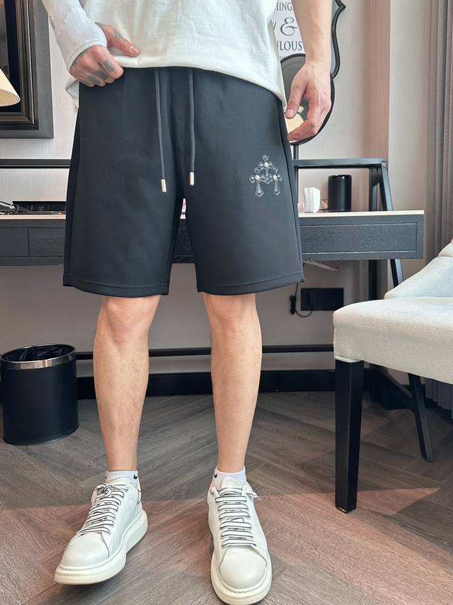 克罗心 2024春夏新款休闲短裤！官网同步发售。定制品牌经典logo，定制面料，舒适度极好，手触感强烈。辨识度极高，完美品相工艺。 尺码：M-3Xl