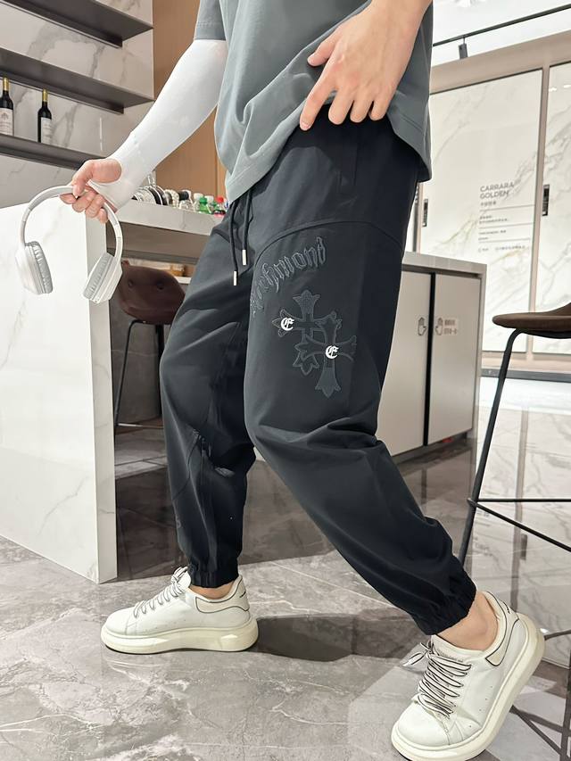 克罗心 2024春夏新款休闲裤！官网同步发售。品牌经典logo休闲裤 ，定制面料，舒适度极好，手触感强烈。辨识度极高，完美品相工艺。 尺码：M-3Xl