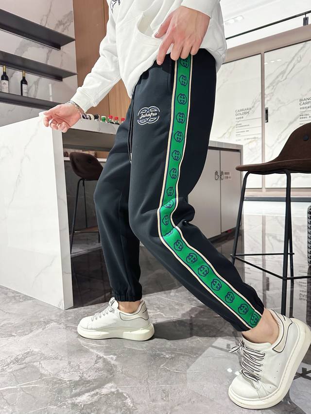 古奇 2024春夏新款休闲裤！官网同步发售。品牌经典logo休闲裤 ，定制面料，舒适度极好，手触感强烈。辨识度极高，完美品相工艺。 尺码：M-3Xl
