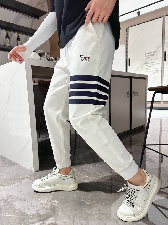 Tb 2024春夏新款休闲裤！官网同步发售。品牌经典logo休闲裤 ，定制面料，舒适度极好，手触感强烈。辨识度极高，完美品相工艺。 尺码：M-3Xl