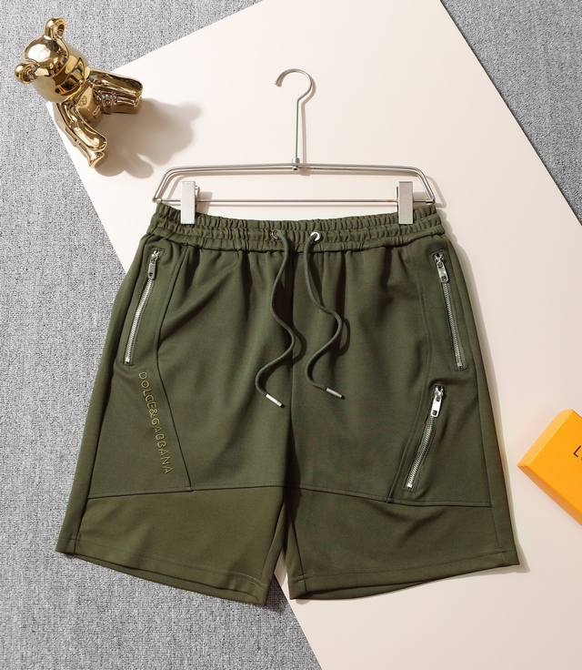 Dg* 24款休闲短裤 专柜定制面料 透气舒适度高，细节无可挑剔，品牌元素设计理念，体现高品质。手感细腻柔软！呈现休闲裁剪，上身版型超赞！ 码数：M-3Xlb0