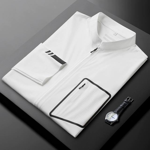 普拉达 2044Ss新品 休闲衬衫外套，此单品自带高级时髦标签，即通勤亦休闲混搭，无年龄层次限定，可以诠释出超具型格的都市精英感，属于驾驭度极高的时髦单品！进口