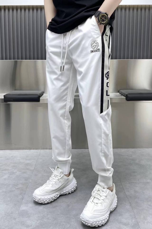卡瓦利 4S 春夏新款 时尚休闲裤 品牌经典logo ，舒适度极好，手触感强烈。辨识度极高 定制进口面料 色泽清新 做工精细 ～上身超赞 ：码数 M 4Xl