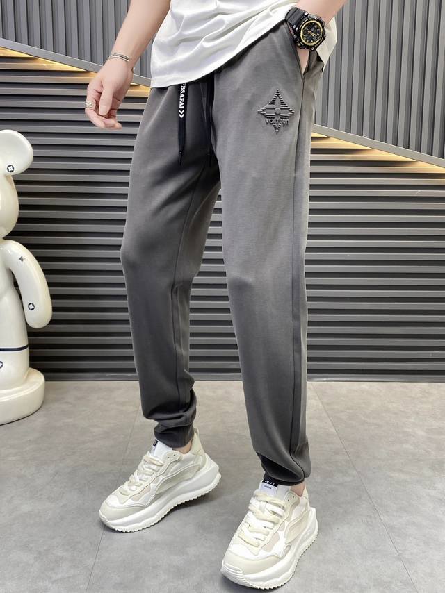Lv 4S 春夏新款 时尚休闲裤 品牌经典logo ，舒适度极好，手触感强烈。辨识度极高 定制进口面料 色泽清新 做工精细 ～上身超赞 ：码数 M 4Xl