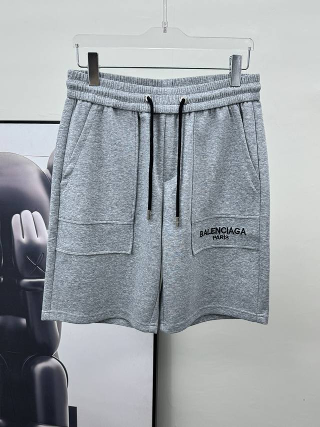 巴黎世家 2024春夏新款休闲短裤！官网同步发售。定制品牌经典logo，定制面料，舒适度极好，手触感强烈。辨识度极高，完美品相工艺。 尺码：M-3Xl