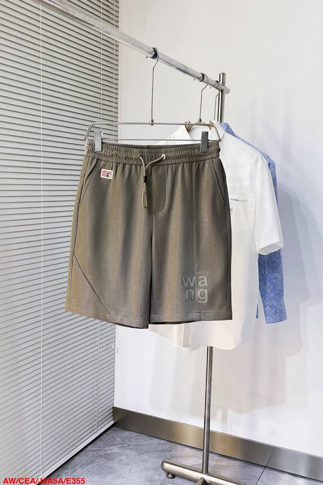 E355 Aw亚历山*Wang最新双色短裤。独特的棉弹纤维混纺纱线，打造极具舒滑的贴身穿着面料，吸湿排汗，兼具运动性能与舒适体感。精致的调节腰带，带来设计灵感，