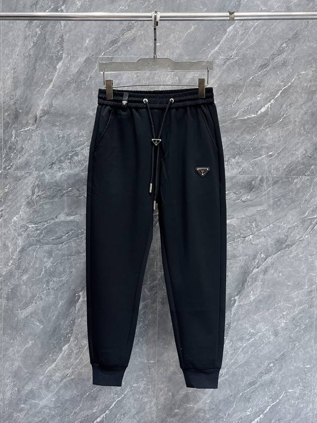 普拉达 2024夏季新款休闲裤！官网同步发售。品牌经典logo休闲裤，定制面料，舒适度极好，手触感： 烈。辦识度极高，完美品相工艺。尺码：M-3Xl