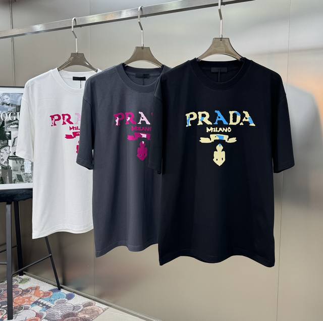 Prad*普拉-达新款标识纯棉t恤.男女同款！24Ss色彩风系列！精致印花工艺.采用280克纯棉面料.舒适透气～华美简约风格与精致魅力重释基础单品.原版定制.简