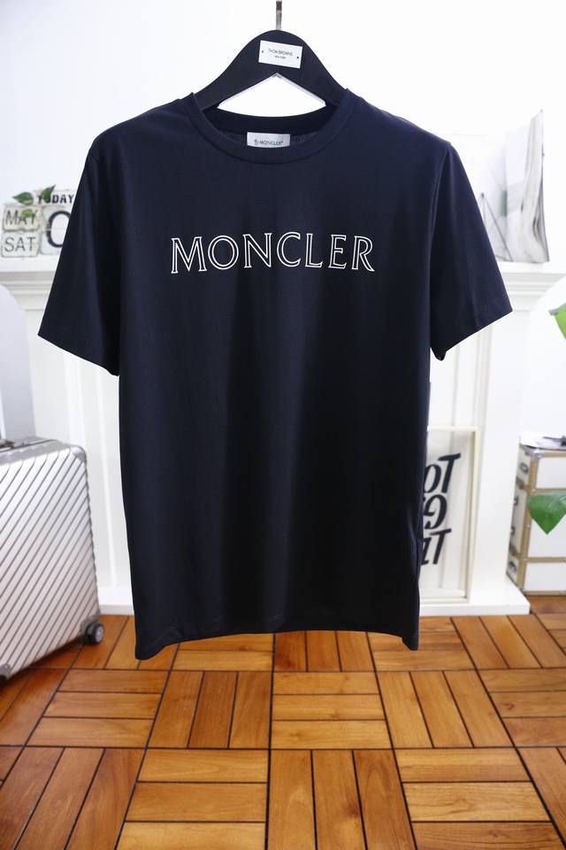 蒙口 Mon*Ler. 24夏季新品男士圆领短袖奢华品牌字母logo标识标注上身就能体会这款设计带来的年轻与时尚感！整体时尚而有潮流，面料采用客供顶级面料 柔软