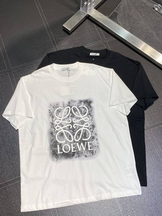 Loewe罗意威 独家专供新款原单男士休闲短袖 高端定制 时尚百搭爆款进口面料 胸前logo图案设计 手感超柔软细腻 穿着亲肤舒适 高端精品 代工厂精细做工 上