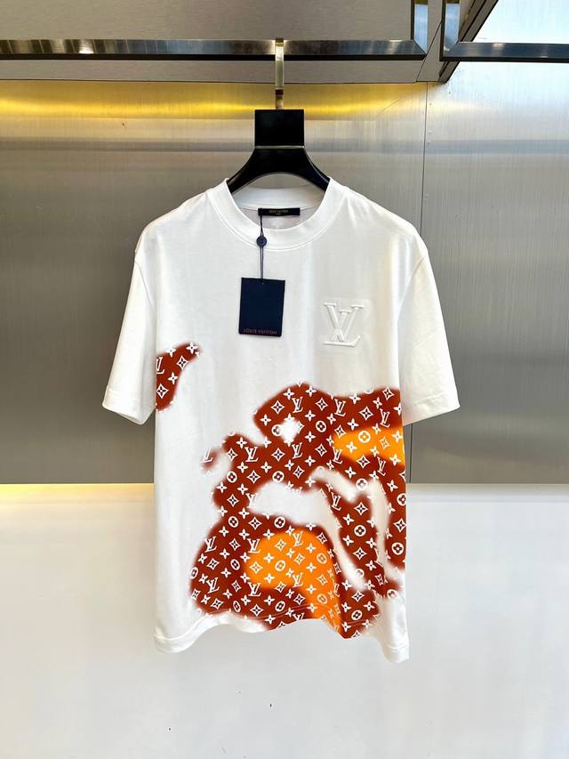 Lv、2024春夏新款印花标识刺绣logo装饰短袖t恤。客供进口100%全棉材质制成，面料手感丝滑柔软，透气亲肤性极佳，着身无比的舒适，整体质感相当之高！衣身胸