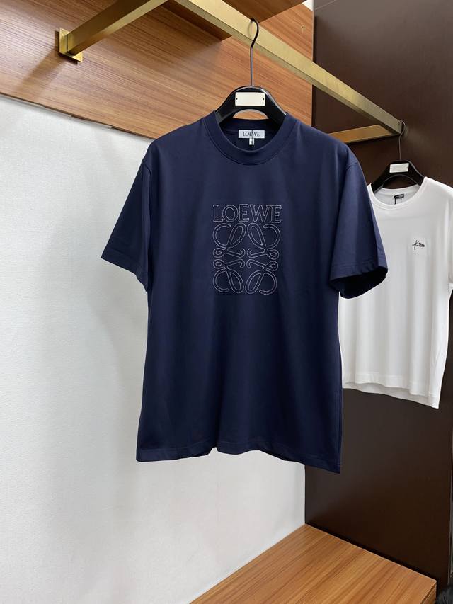 罗意威 Xs-Xl 微阔版 2024Ss新工艺logo纯棉质阔版圆领男士短袖t恤，新季新推系列将标识巧妙融入设计，塑就一系列充满复古风情的运动风单品。在这款百搭