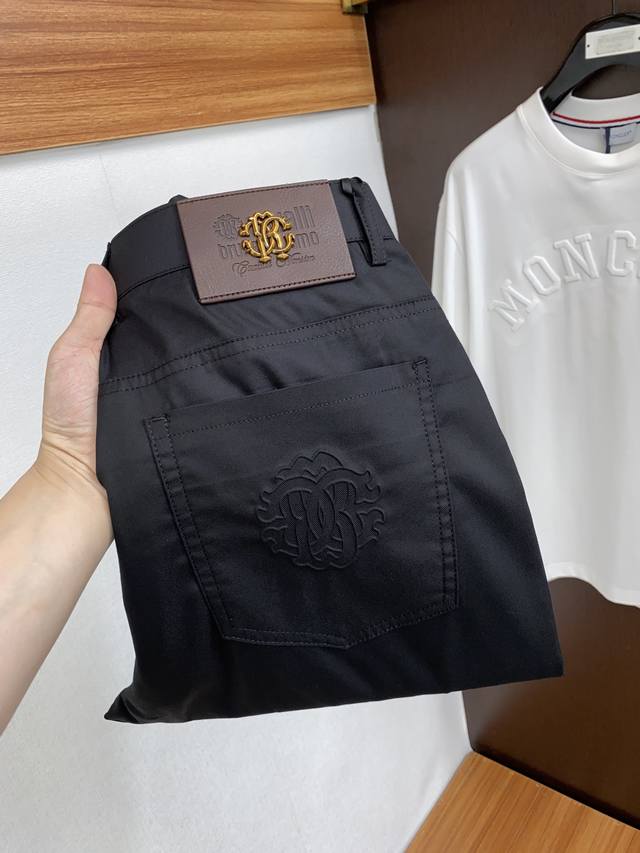 卡华丽2024春季新款五袋休闲裤！官网同步发售。品牌经典logo休闲裤 ，定制面料，舒适度极好，手触感强烈。辨识度极高，完美品相工艺。 尺码：29-38