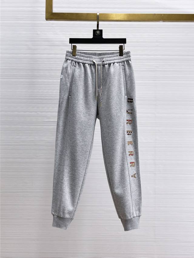 巴宝莉 2024春季新款休闲裤！官网同步发售。品牌经典logo休闲裤 ，定制面料，舒适度极好，手触感强烈。辨识度极高，完美品相工艺。 尺码：M-3Xl