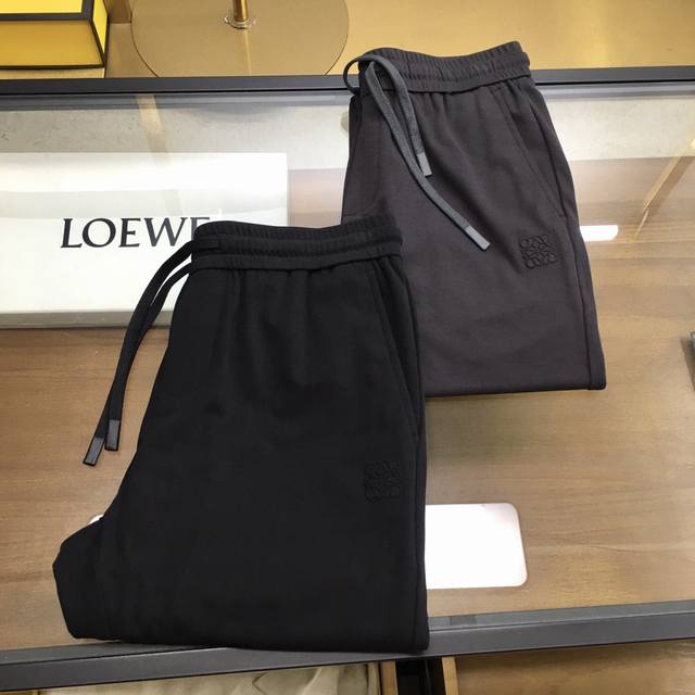 新品上市 Loew 2024春夏新款，休闲松紧腰高端休闲裤，采用长绒棉超细平纹面料，穿着柔软服适绣气，具有丝滑柔顺亲肤的触感，有质感上档次。设计上加入了当前最流