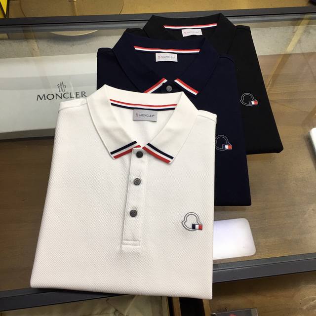 专柜新品 Moncle... 2024春夏专柜新品 时尚polo 翻领短袖 高级定制百搭款式 任何人都可以轻松驾驭 面料全订制工艺 胸前奢华经典品牌logo设计