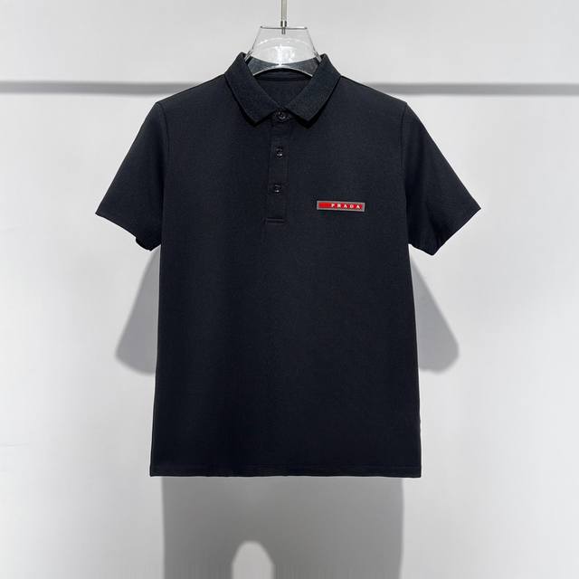 24新品 Prada 普拉达刺绣polo衫，黑、白色，M- L 来自意大利知名的奢侈品牌。其独特天赋在于对新创意的不懈追求，不仅能够预测时尚趋势,更能够引领时尚