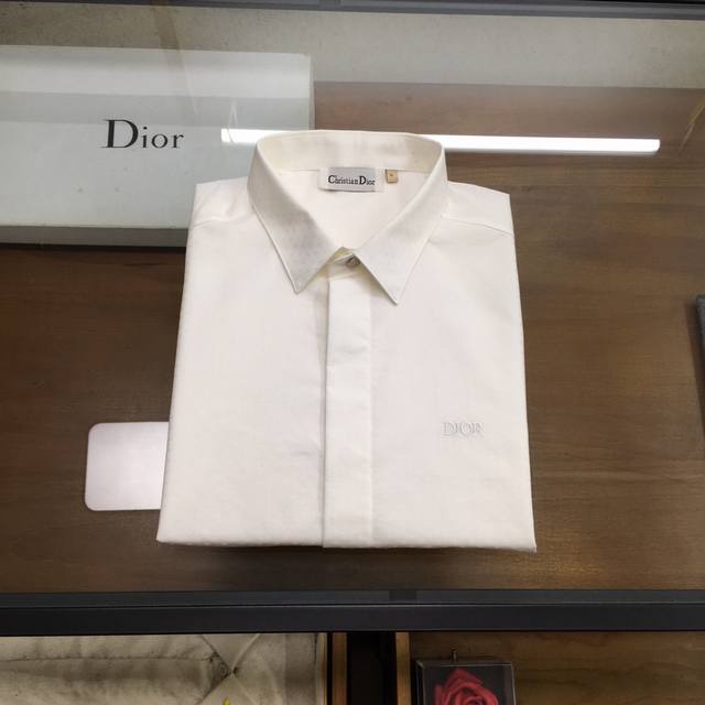 新品上市 Dio家 24春夏时装款短袖衬衫！ 高端的时尚美学设计结合立体裁剪的版型，使穿着更具舒适性和观赏性。 面料甄选进口100精梳棉剪花面料，质感与舒适度绝