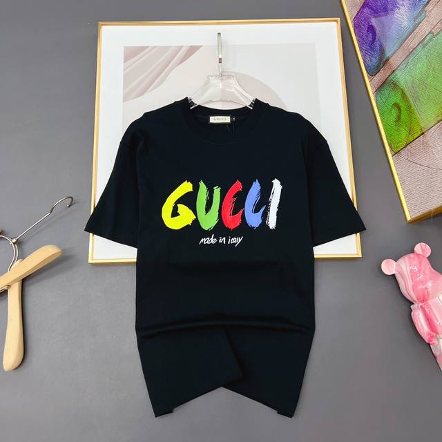 Gucci 古奇 2024夏季新品时尚经典圆领短袖时尚单品设计，更加时尚舒适，高标准定制，上身非常有型，胸前奢华品牌经典logo 图案 客供辅料，客供进口高档面