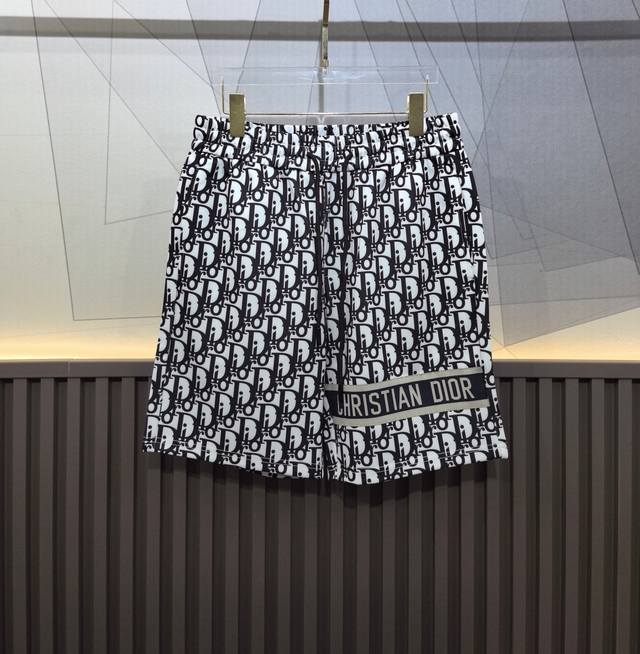 Dior 2024夏季新款男士休闲短裤沙滩裤，高级定制面料透气面料 透气弹力舒适度极高，数码印花细节无可挑剔，顶级五金辅料配备，原版logo设计理念，手感细腻柔
