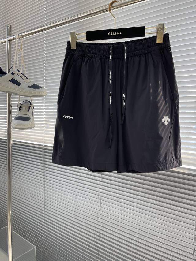 迪桑特 24夏季男士压胶速干运动短裤 适合夏季男子训练穿着的梭织运动短裤 采用coolmax功能性冷感面料制成 面料轻质量感，吸湿排汗，搭配active运动版型