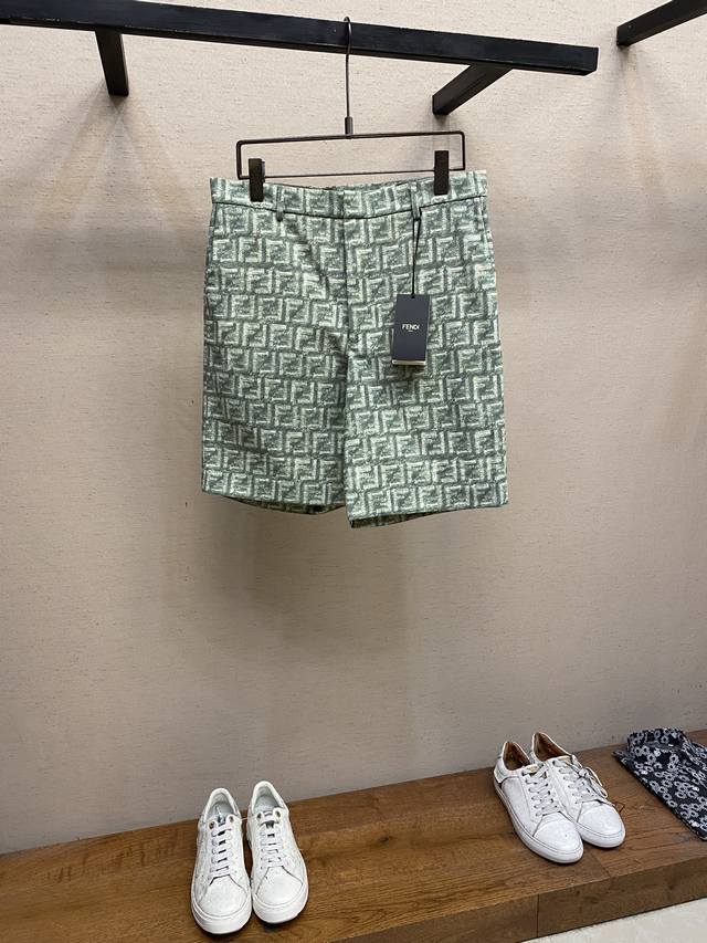 Fendi 24Ss 绿色百慕大短裤 面料是由一种亚麻纤维的面料具有很好的吸湿性和透气性，因此在夏季穿着亚麻衬衫可以有效地吸汗排湿，让人感觉干爽舒适。此外，亚麻