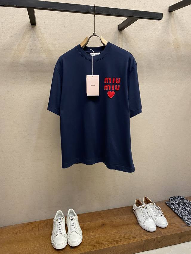 Miu Miu2024Fw 又岚又飒新增马卡龙天蓝爱心贴布绣徽标字母洗水酵磨破坏工艺os宽松版半袖t恤 洗涤方式：反面包裹洗衣袋冷水快速机洗！！不得浸泡 温热水