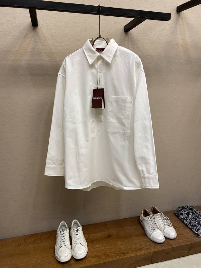 Gucci新款ancora红标白衬衫 Sabato执掌下的gucci更注重材质和剪裁，因为单位要录制节目，入了一款白衬衫，质感很好，既可正式又可休闲，廓形很棒，