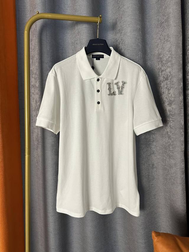 Lv路易威登24新款翻领polo Lv高克定制珠地面料，原版版型，胸前原版烫钻工艺，采用原版对标 进口缝纫设备 流水线生产 走线工整 三标齐全 包装采用原版lo