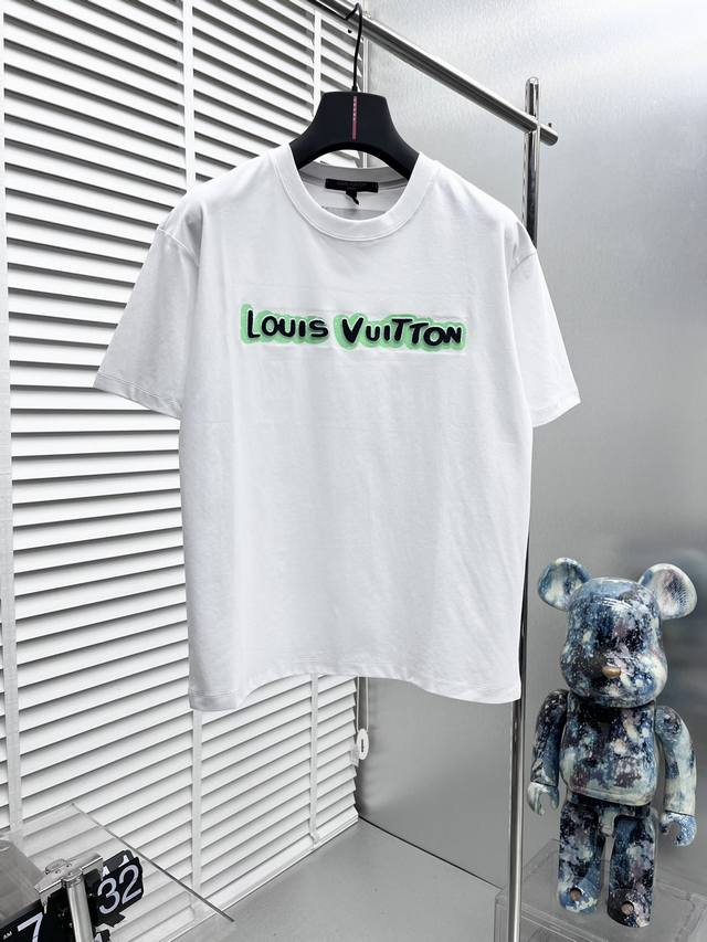 Lv* 2024Ss新品短袖t恤，时尚有型，简约百搭款。版型挺括，经典logo，新工艺搭配，穿着舒适，纱织细腻，上身帅气十足，三标齐，所有精细做工让整件成衣更有