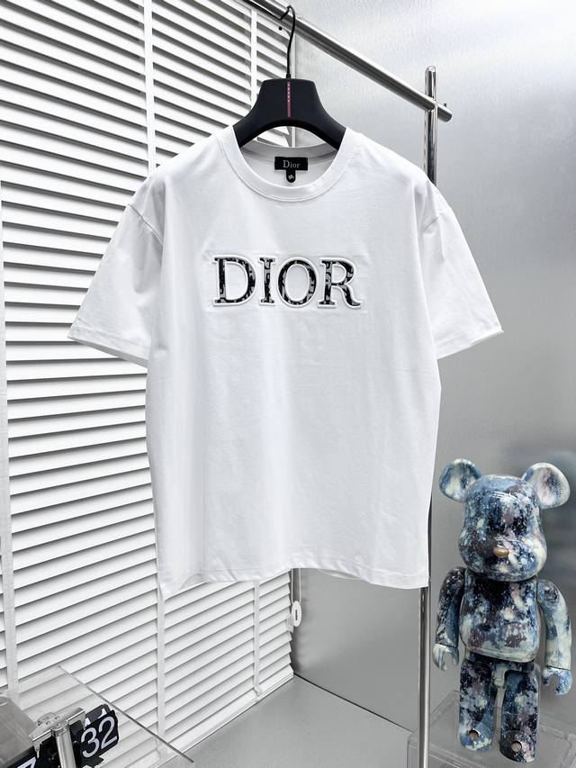 Dio* 2024Ss新品短袖t恤，时尚有型，简约百搭款。版型挺括，经典logo，新工艺搭配，穿着舒适，纱织细腻，上身帅气十足，三标齐，所有精细做工让整件成衣更