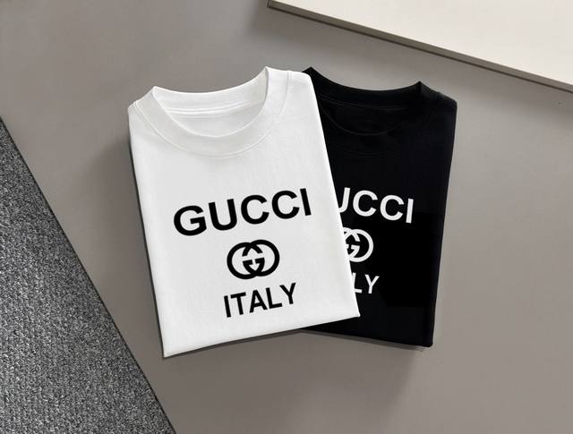Gucci 新款字母印花双层重工短袖t桖 字母图案不管是t桖还是卫衣都是每年的爆款单品 前幅大面积印花采用大康丽数码印花机直喷 成本极高 经过多次的调试打版图案