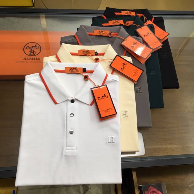 专柜新品 爱马... 2024春夏新品 时尚polo 翻领短袖 高级定制百搭款式 任何人都可以轻松驾驭 面料全订制工艺 胸前奢华经典品牌logo设计，非常显档次