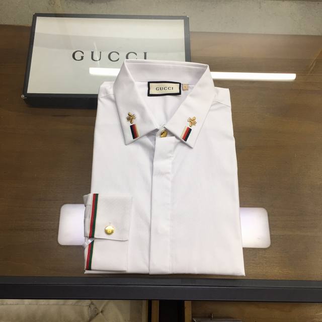新品衬衫 G.Uci... Gu.Ci家24春时装款长袖衬衫！ 版型：高端的时尚美学设计结合立体裁剪的版型，使穿着更具舒适性和观赏性。 面料：甄选进口100高支