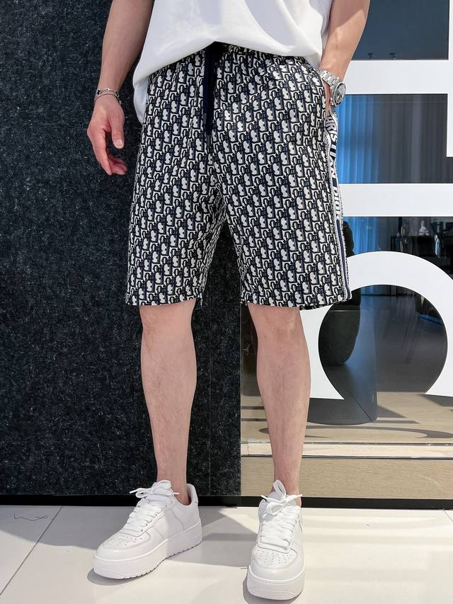 Di 24年最新款短裤！毋庸置疑的街头热门单品，经典的元素更是品牌的时髦代表，夏天来临之际怎么能少的了这款神裤呢，面料经等多道复杂工艺处理，足以凸显它独特的风格