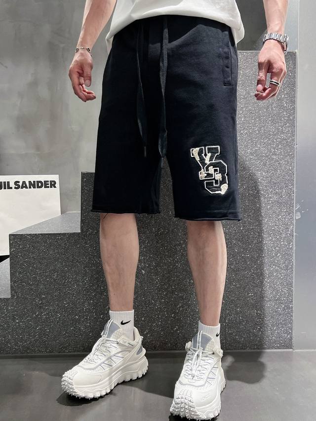 Y-3 2024夏季新品原单短裤 采用高档面料，亲肤感极佳 简约休闲款式打造休闲与个性兼备的时髦单品奢华经典品牌logo设计 品味与价值共享 身穿着非常舒适 低
