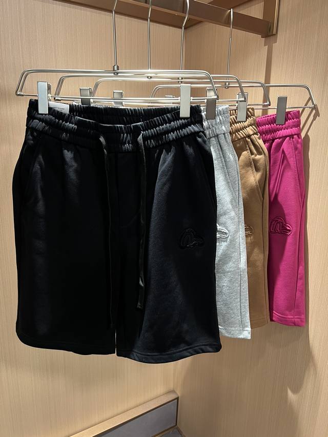 Evisu 福神 2024春夏新款男女同款休闲短裤，主创时尚注入了全新时尚能量。通过探索各种题材和性感魅力，极具辨识度，引领全新街头时尚潮流。独家的出彩设计元素