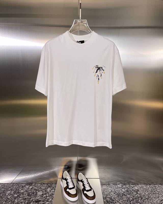 Givenchy 纪梵希 精品 款式：男款短袖t恤衫t-Shirt 80支定制面料，帅气时尚，字母图案logo，简约百搭款。面料棉 不仅挺括，保持潮流的廓形，又