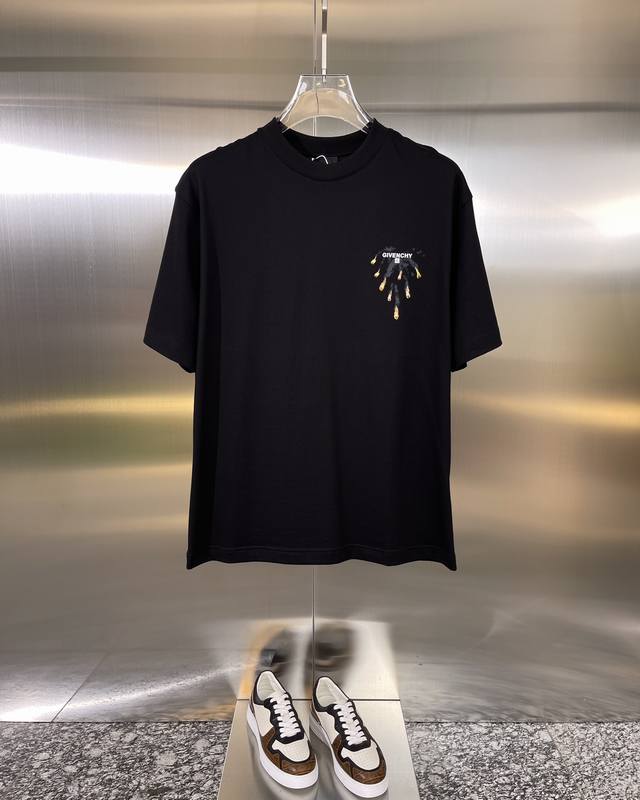Givenchy 纪梵希 精品 款式：男款短袖t恤衫t-Shirt 80支定制面料，帅气时尚，字母图案logo，简约百搭款。面料棉 不仅挺括，保持潮流的廓形，又