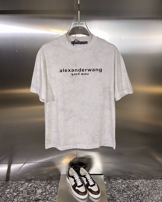 Alexander Wang 亚历山大王 精品 款式：男款短袖t恤衫t-Shirt 80支定制面料，帅气时尚，字母图案logo，简约百搭款。面料棉 不仅挺括，保