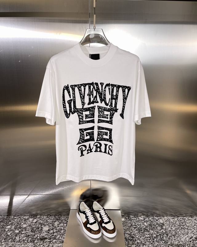 Givenchy纪梵希 精品 款式：男款短袖t恤衫t-Shirt 80支定制面料，帅气时尚，字母图案logo，简约百搭款。面料棉 不仅挺括，保持潮流的廓形，又穿