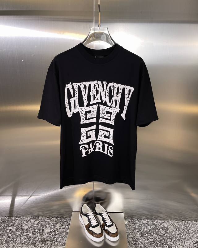 Givenchy纪梵希 精品 款式：男款短袖t恤衫t-Shirt 80支定制面料，帅气时尚，字母图案logo，简约百搭款。面料棉 不仅挺括，保持潮流的廓形，又穿