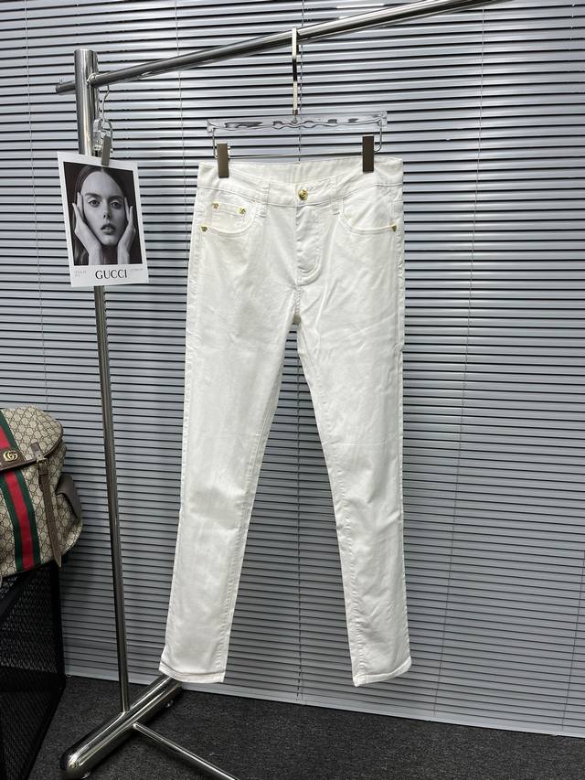 范思哲24S夏季男士牛仔裤.......100%纯棉牛仔布 标准的形态 中规中矩！！！着身亲肤柔软 喜爱杂志中酷酷的男人 穿着休闲t恤 搭配酷酷的牛仔裤。。。码