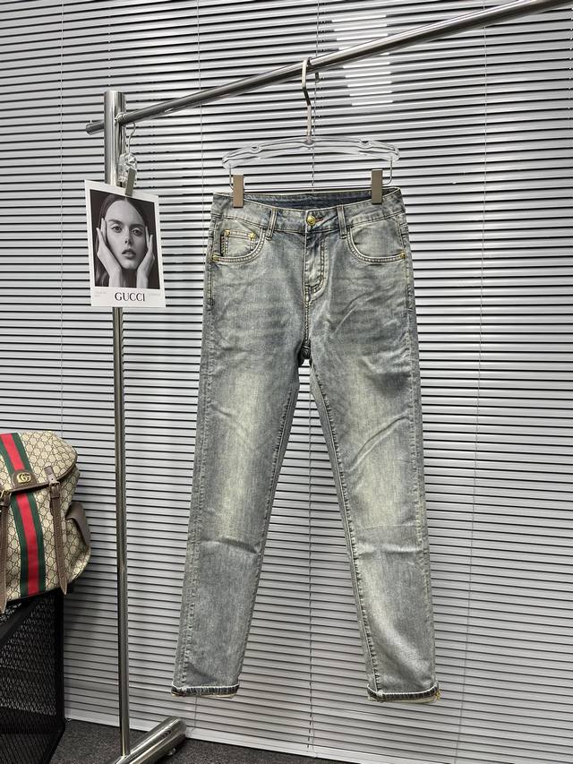 范思哲 24S夏季男士牛仔裤.......100%纯棉牛仔布 标准的形态 中规中矩！！！着身亲肤柔软 喜爱杂志中酷酷的男人 穿着休闲t恤 搭配酷酷的牛仔裤。。。