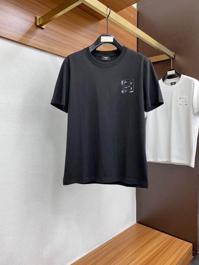 芬迪 2024Ss新款短袖 T恤 合身版型 S-Xxl 这款短袖t以今年专柜品牌logo设计元素，展现了品牌独特的艺术审美和时尚触觉 肩膀特色风格粗针刺绣装饰设