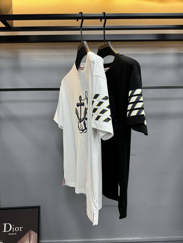 Tb24春夏顶级短袖t恤 采用客供进口100%-260克32支双股新疆棉面料制成，原版面料，品牌辨识度超级强，高街与精致风情十足，绝对能成为高街出镜不二之选，面