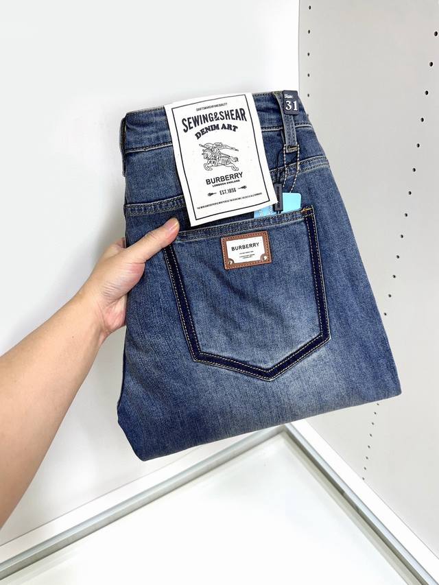 Burberry 巴宝莉 新款新品 专柜有售 实体店极品牛仔裤专柜原版1:1好货，适合各个年龄段。市场最高版本的欧洲进口面料。舒适柔软亲肤，上身效果超级棒时尚百